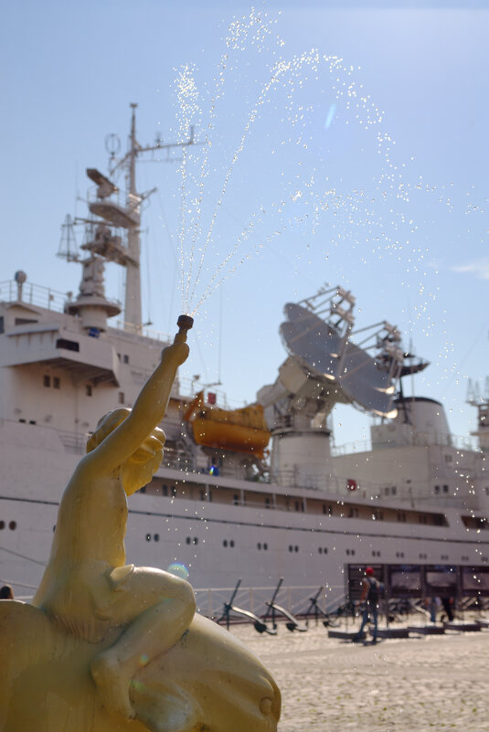 Фонтанчик у Музея мирового океана. - Константин 