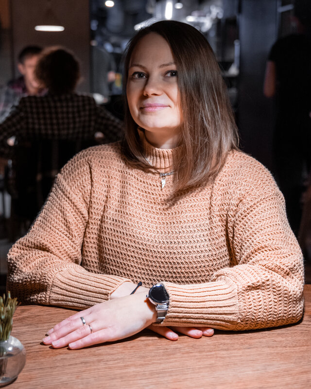 Девушка в кафе - Илья Шенгелия