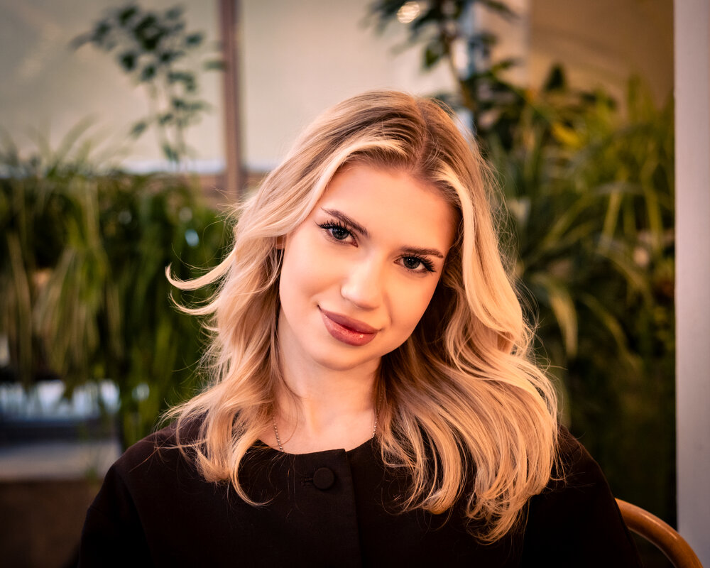 Девушка в оранжерее - Илья Шенгелия Девушка в оранжерее - Илья Шенгелия