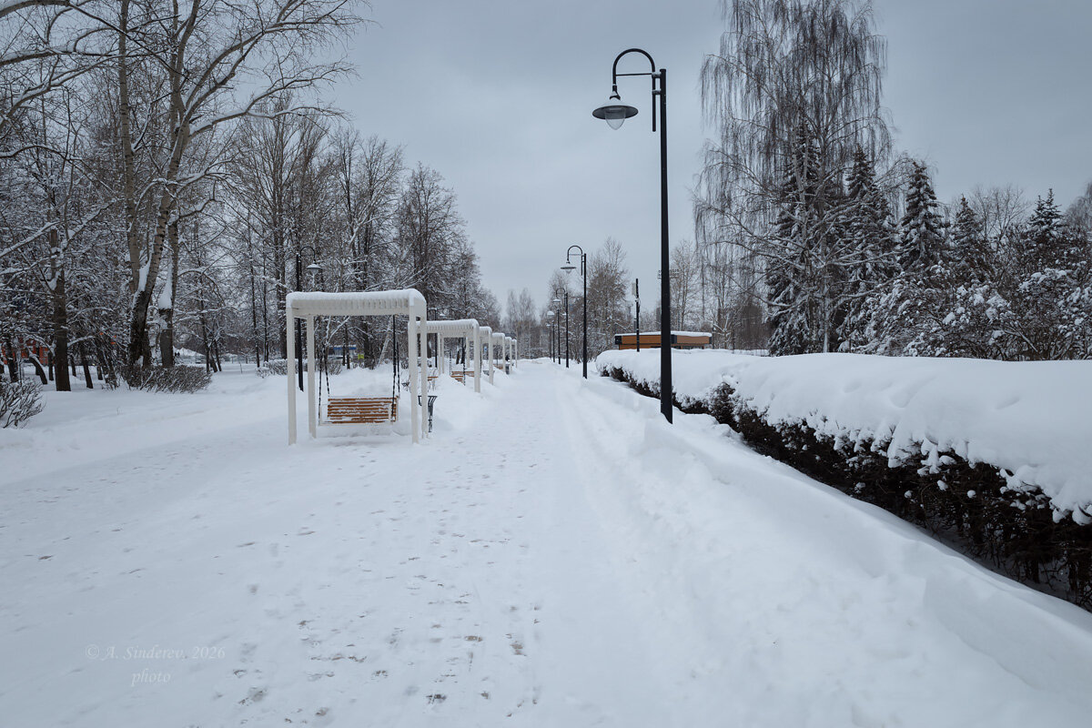 Заснеженные качели в городском сквере - Александр Синдерёв