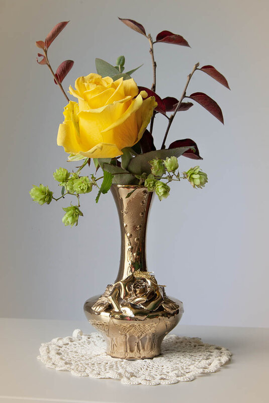 Жёлтая роза в золотистой вазочке. - Лилия * Жёлтая роза в золотистой вазочке. - Лилия *