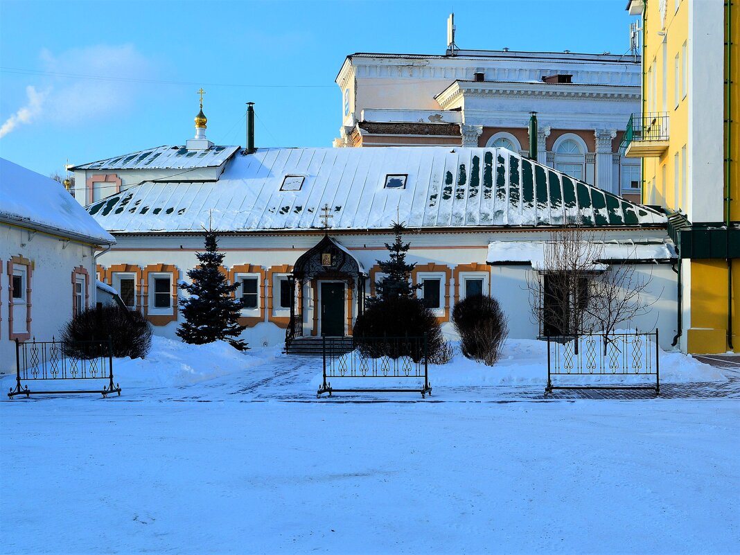 Чебоксары. Настоятельский корпус Свято-Троицкого мужского монастыря. - Пётр Чернега Чебоксары. Настоятельский корпус Свято-Троицкого мужского монастыря. - Пётр Чернега