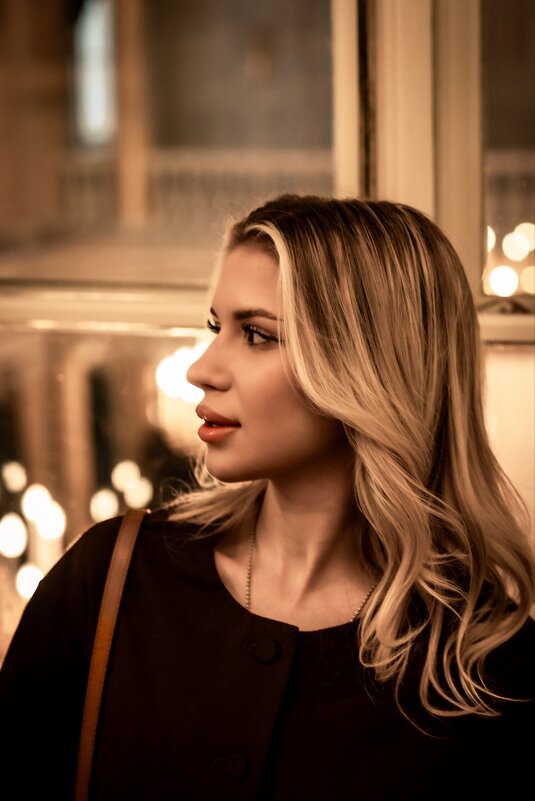 Девушка на фоне лампочек - Илья Шенгелия