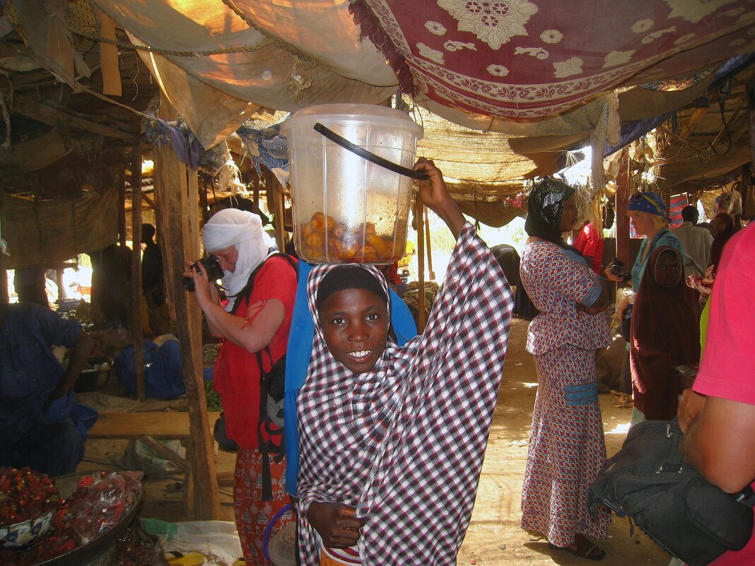 Торговая девушка с ведром. - unix (Илья Утропов) Торговая девушка с ведром. - unix (Илья Утропов)