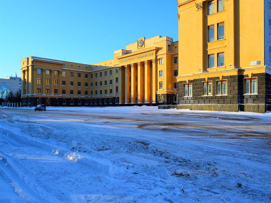 Чебоксары. Площадь Республики у здания Дома Советов зимой. - Пётр Чернега