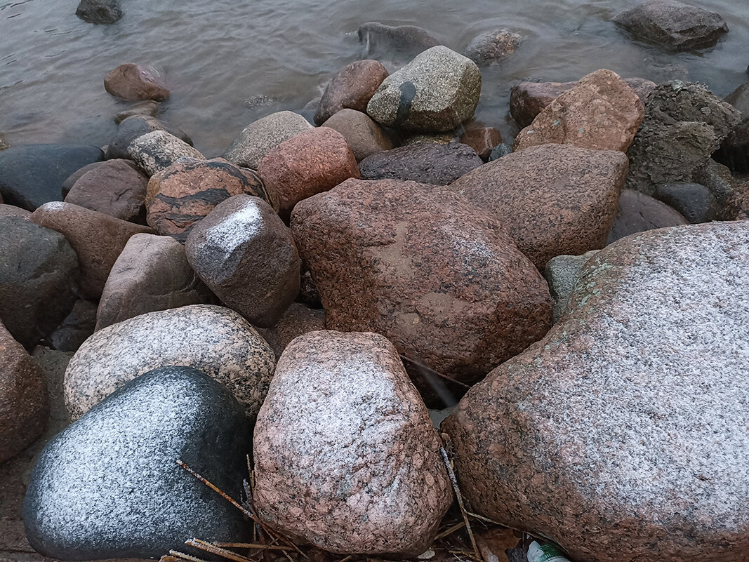 Валуны, припудренные снежком. - Лилия *
