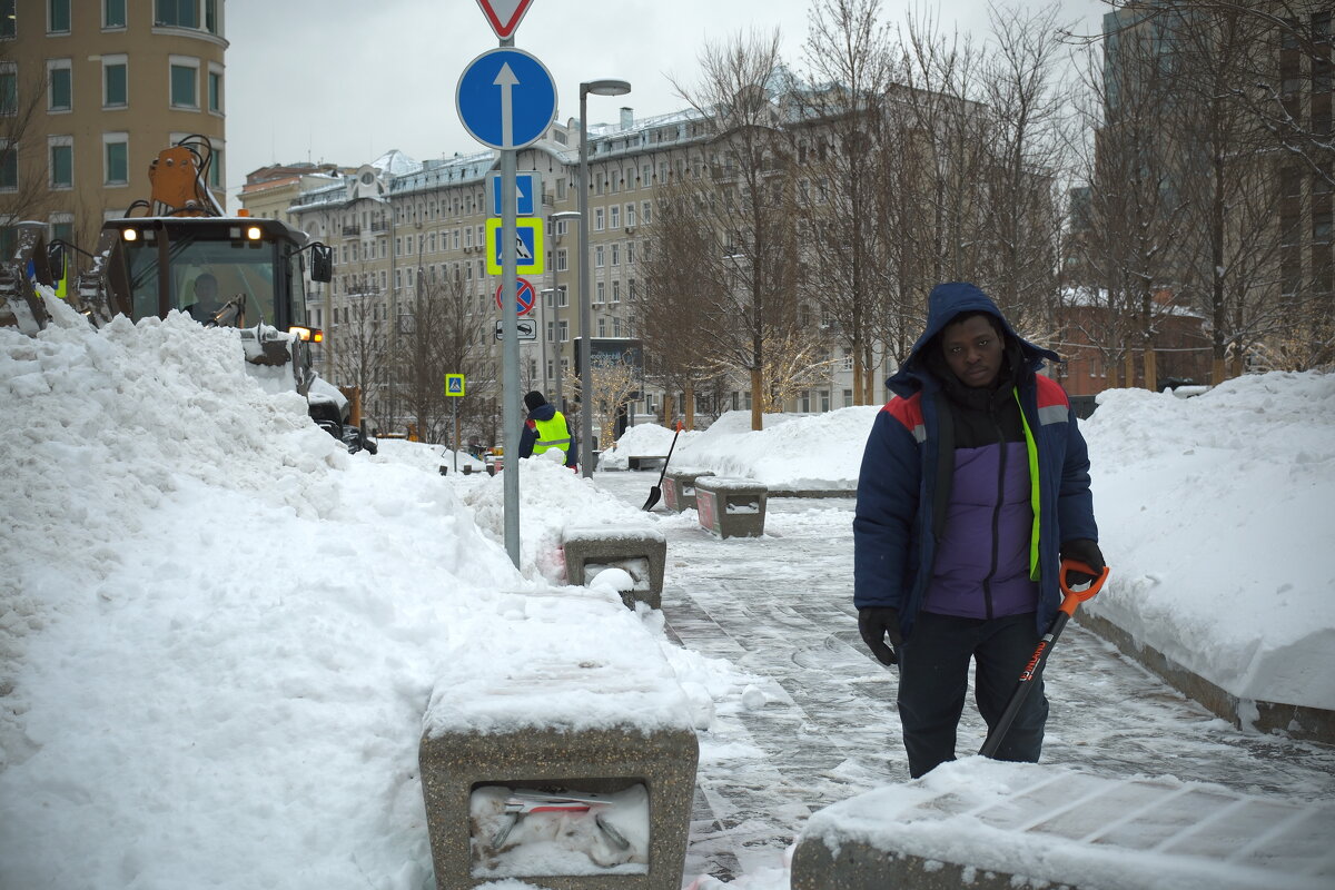 Уборка снега в Москве - Лютый Дровосек