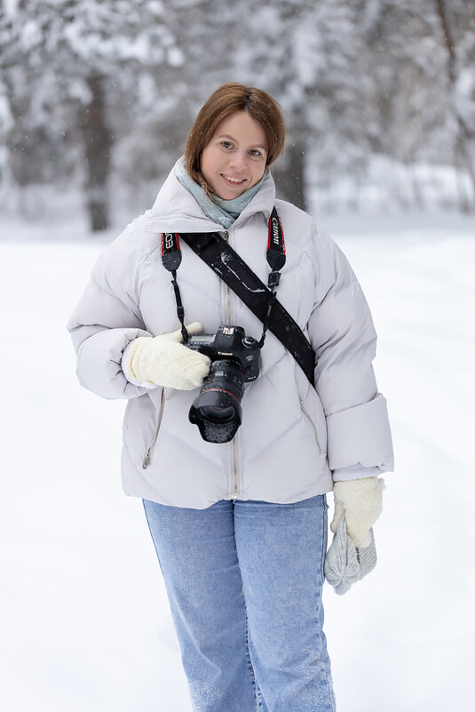 Молодая девушка с фотокамерой - Александр Синдерёв