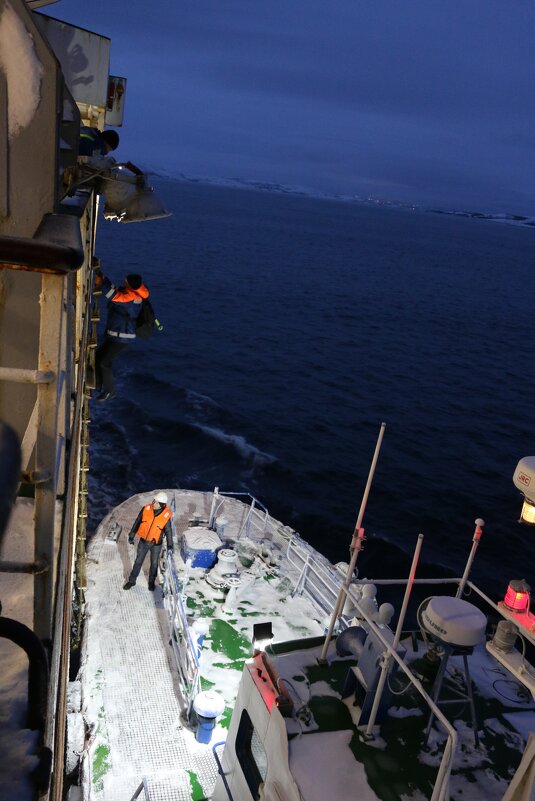 Посадка лоцмана на корабль в море - Ольга Посадка лоцмана на корабль в море - Ольга