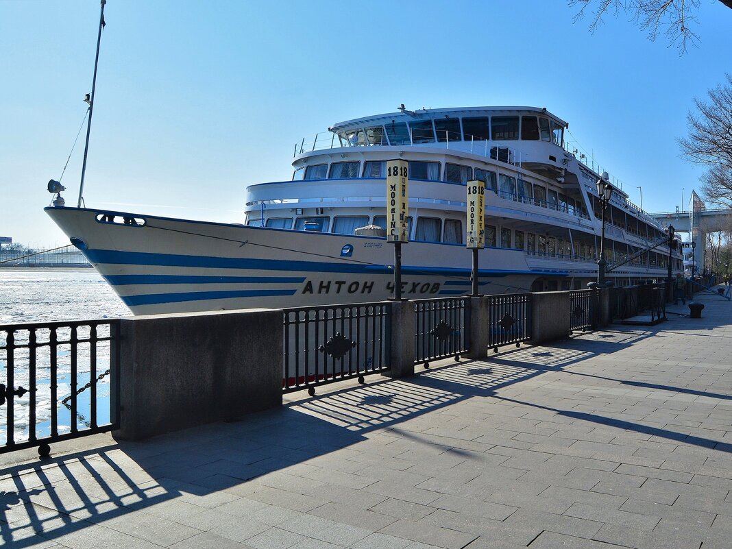 Ростов-на-Дону. Пассажирский теплоход «Антон Чехов» у причала городской набережной. - Пётр Чернега Ростов-на-Дону. Пассажирский теплоход «Антон Чехов» у причала городской набережной. - Пётр Чернега