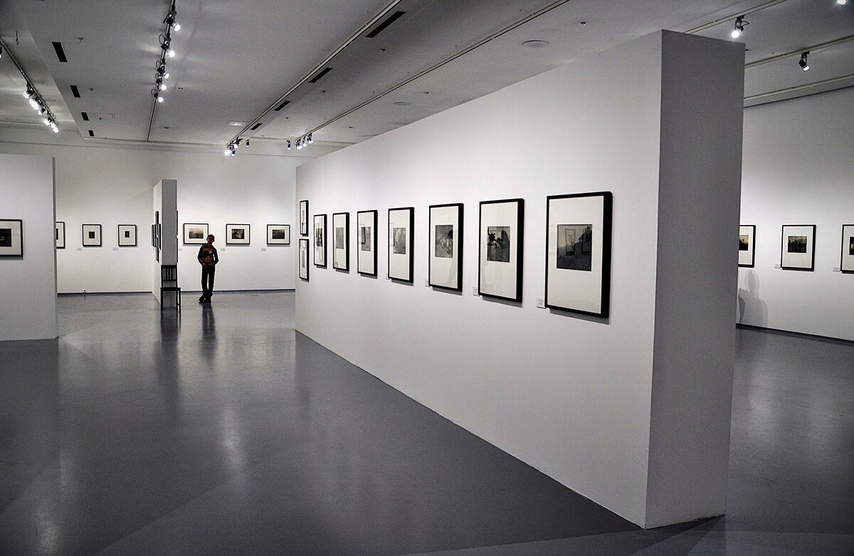 Мальчик в интерьере - Анатолий Колосов