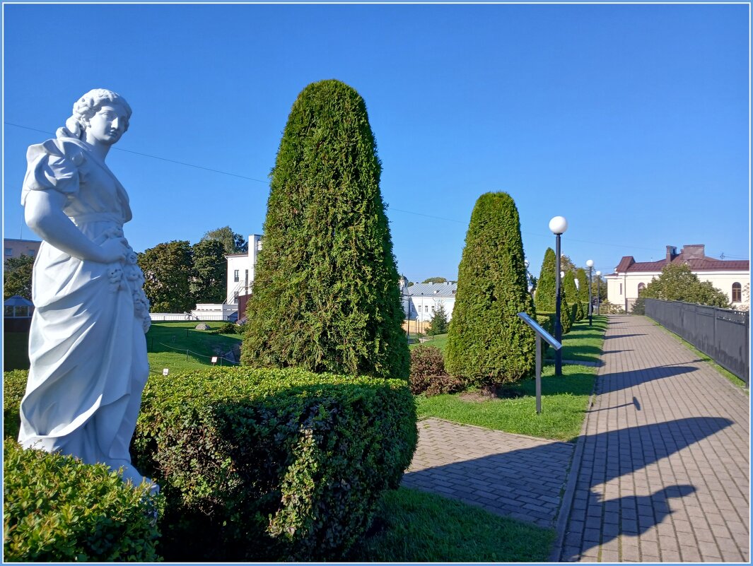 Итальянская аллея со скульптурами на бастионе Панцерлакс. - Лия ☼