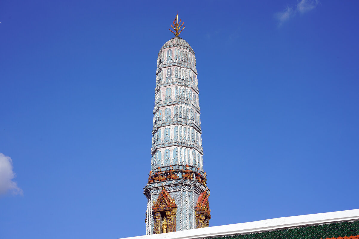 Тайская архитектура под безупречным синим небом - Иван Литвинов