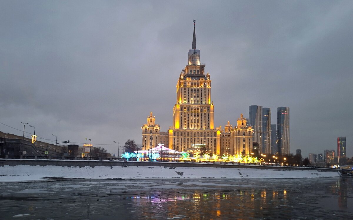 По Москве реке зимой мимо  отеля «Украина» - ИРЭН@ .