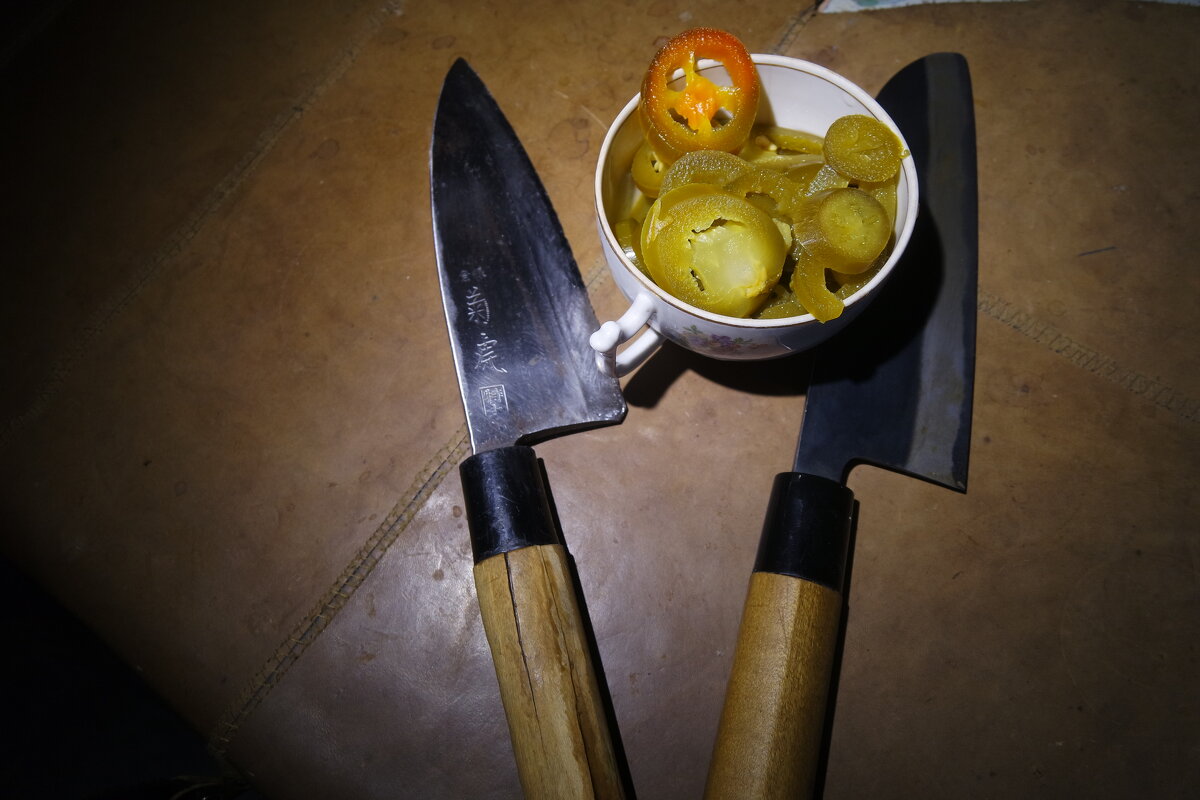Натюрморт с Халапеньо и японскими ножами. - Михаил Елочкин