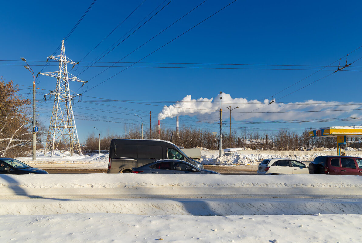 Морозный день на улице города - Александр Синдерёв