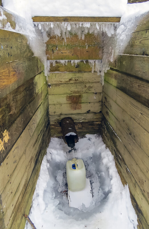 Мороз наращивает шубу на роднике - Сергей Цветков