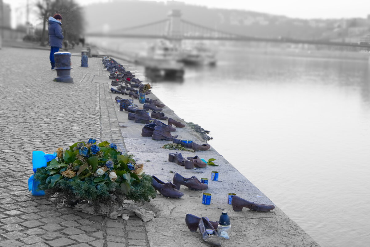 Мемориал Туфли на набережной. - Sergey Grim