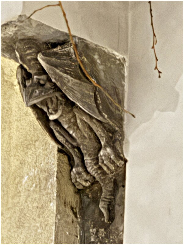 Горгулья на старом доме. - Валерия Комова