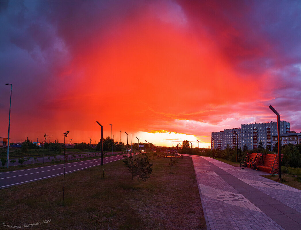 Фантастический закат в Ухте, слева видна полоса дождя - Николай Зиновьев