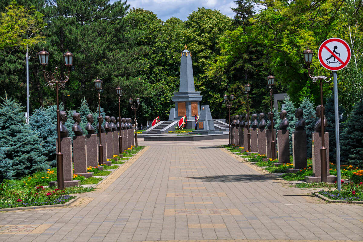 Памятник героям СССР  Армавира - Игорь Сикорский