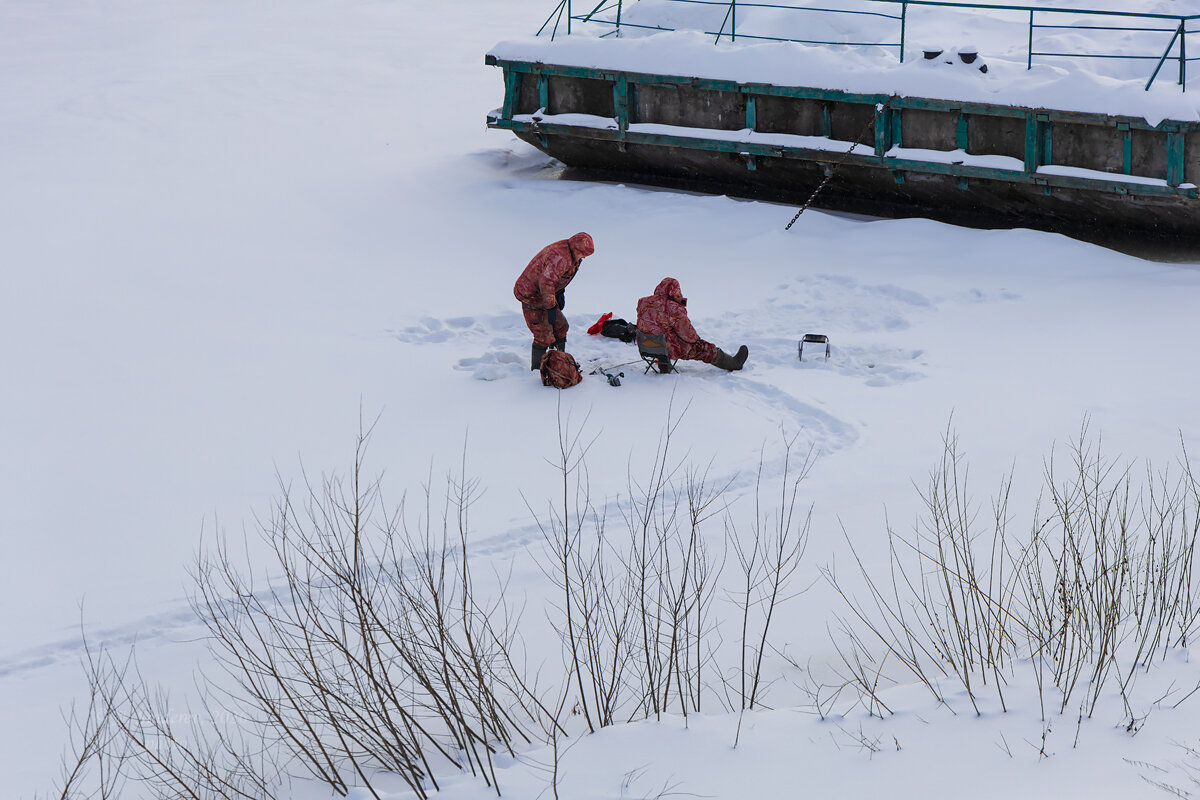 Зимние рыбаки на реке - Александр Синдерёв
