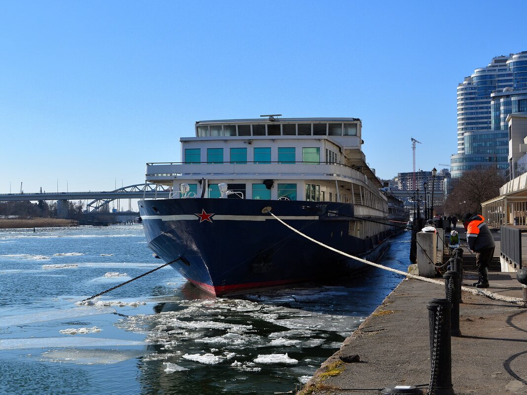 Ростов-на-Дону. Пассажирский теплоход «Тихий Дон» на зимней стоянке у причала Речного вокзала. - Пётр Чернега