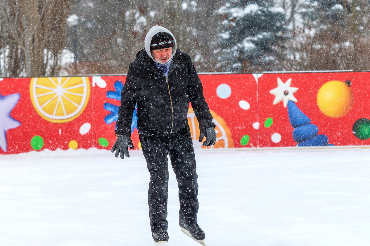 Не молодой мужчина почти каждый день приходит на каток. - Анатолий. Chesnavik. Не молодой мужчина почти каждый день приходит на каток. - Анатолий. Chesnavik.