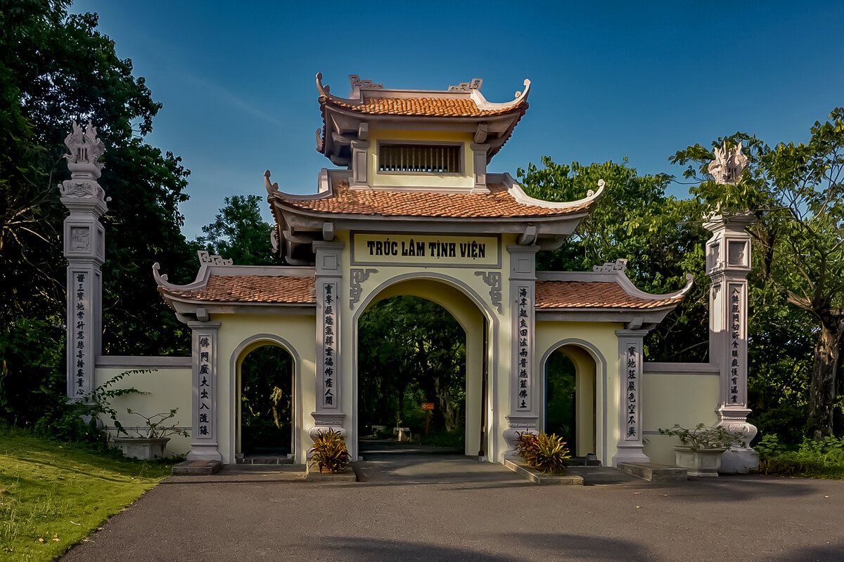 ворота монастыря Trúc Lâm Tịnh Viện - alex graf