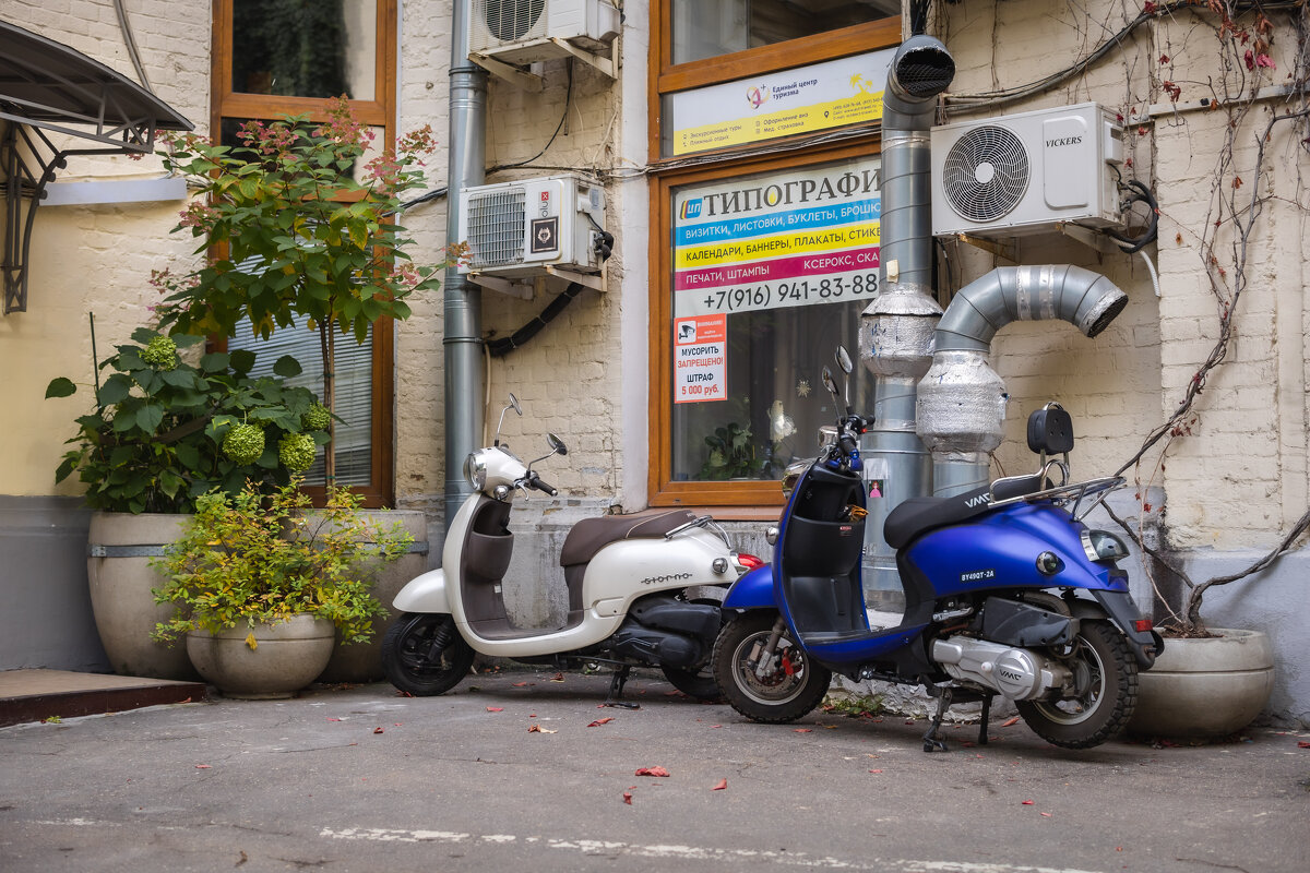 Московский дворик. Китай город - Олег Дорошенко Московский дворик. Китай город - Олег Дорошенко