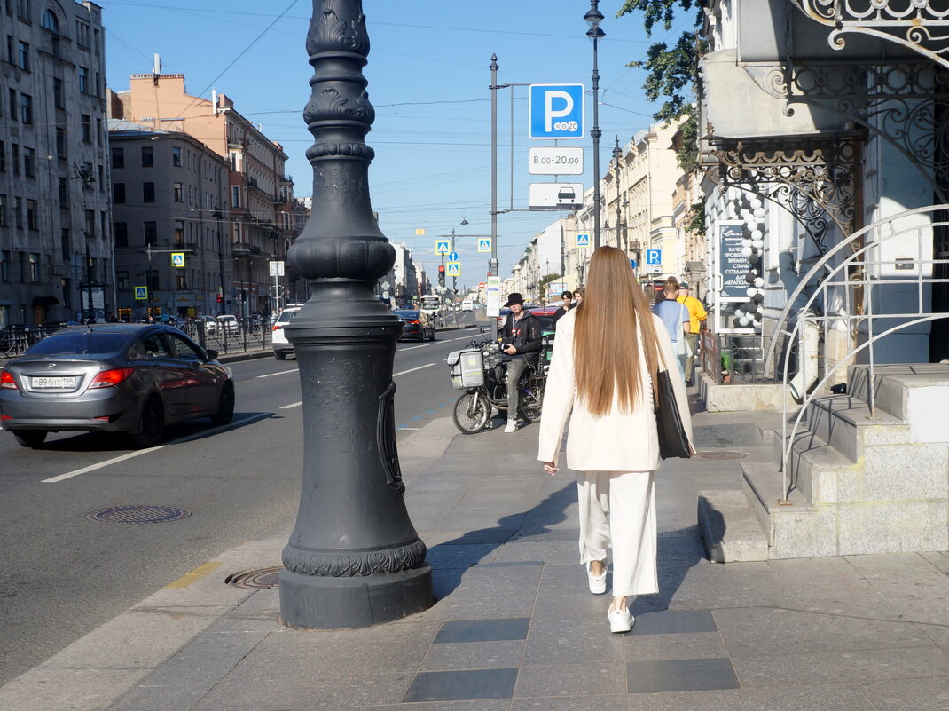 "Девушка по городу шагает..." - zavitok *