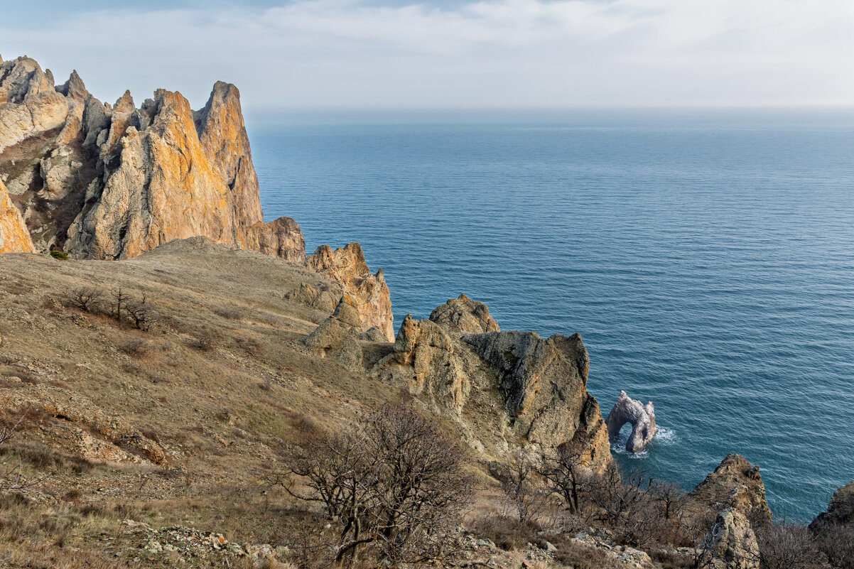 Крым. Горный массив Карадаг. Внизу в море арка "Золотые ворота" - But684 