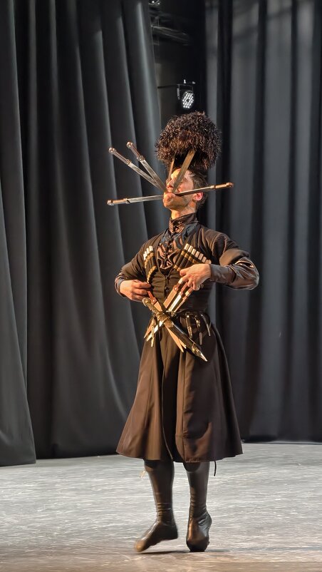 Танец с кинжалами - Мариша Танец с кинжалами - Мариша