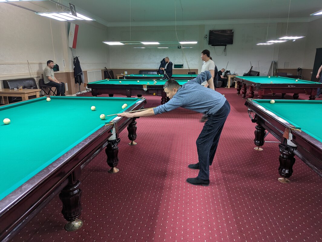 Играем в бильярд - Андрей Хлопонин Играем в бильярд - Андрей Хлопонин