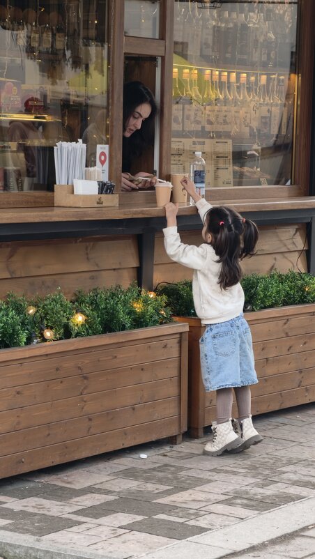 Самая маленькая покупательница - Мариша 