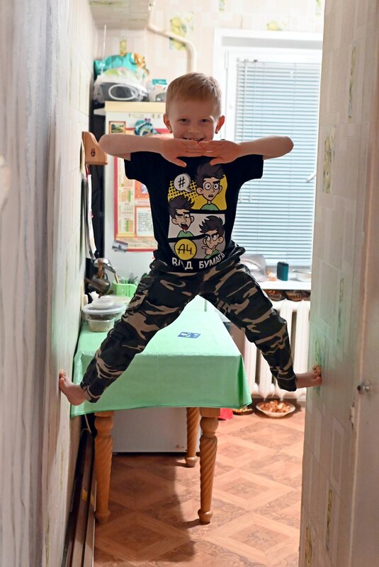 Вот кто обои в коридоре изодрал... - ВикТор Быстров