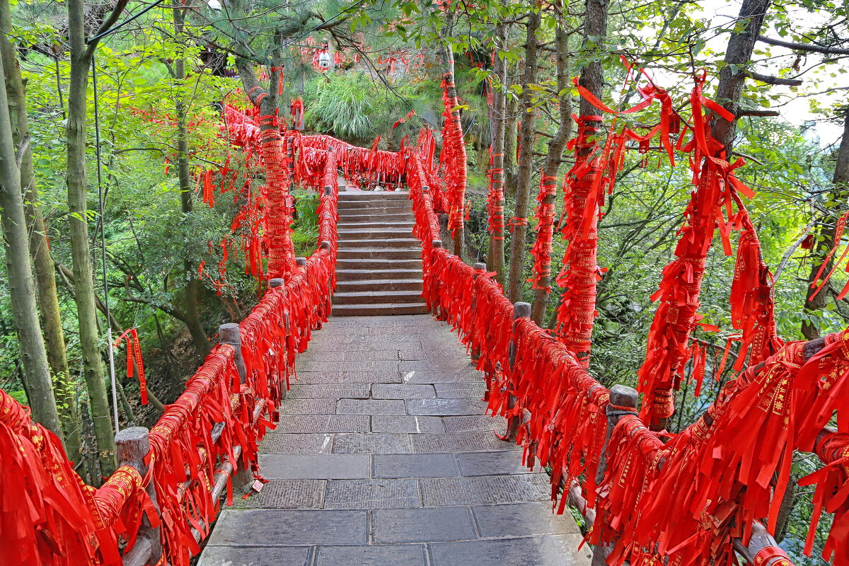 тропа по краю скалы, высота обрыва 1600 м... - Andrey Bragin 