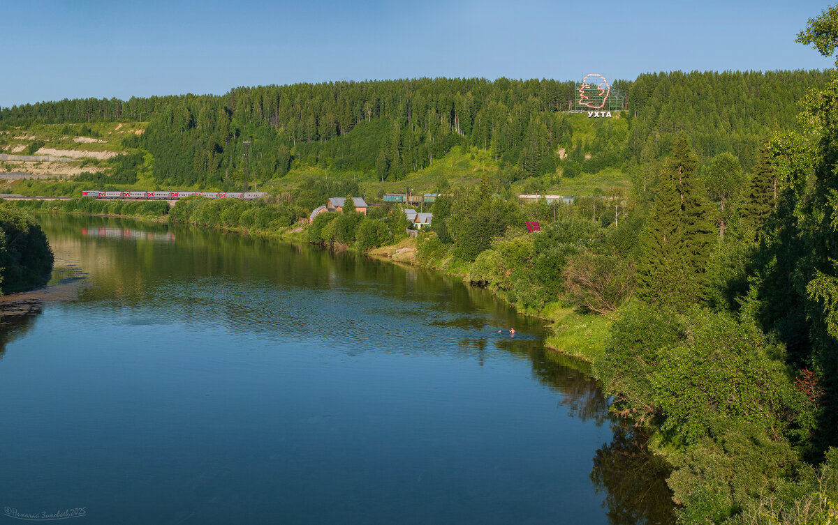 Вид на гору Ветлосян и реку Ухта. А поезд мчит дальше на север, на Воркутуууу) - Николай Зиновьев