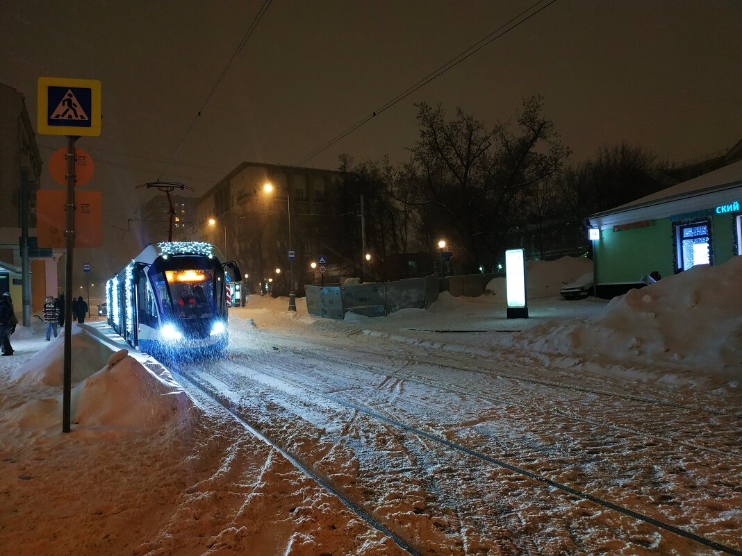 Снег в Москве, или Я шагаю с работы устало - Андрей Лукьянов Снег в Москве, или Я шагаю с работы устало - Андрей Лукьянов