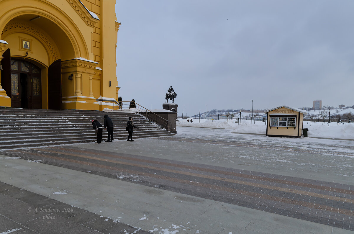 У входа в Собор Александра Невского - Александр Синдерёв У входа в Собор Александра Невского - Александр Синдерёв