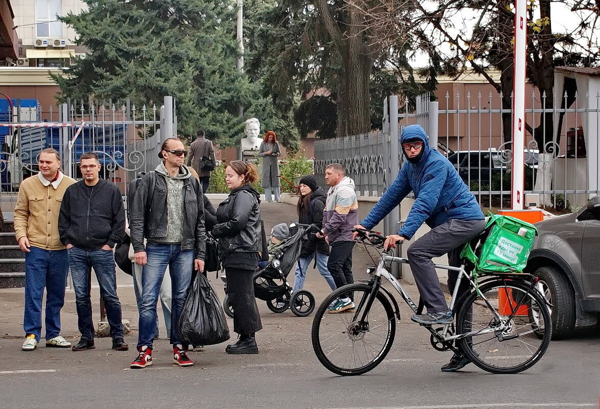 На светофоре... - Николай Саржанов