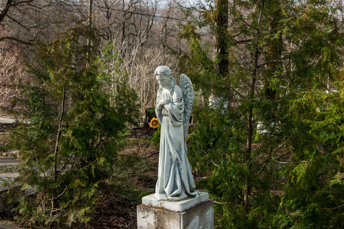 Ангел со скрещенными руками на груди - Игорь Сикорский