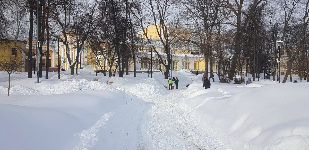 В верхнем парке чистят дорожки - Galina Solovova