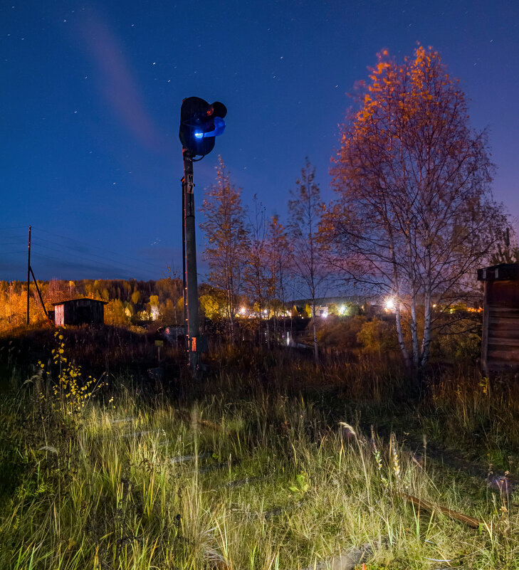Вечер, звезды, заброшенная ж/д, но... светофор по прежнему светит) - Николай Зиновьев