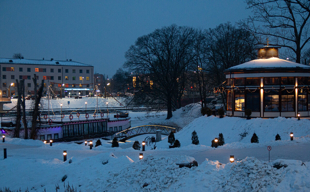Вечереет,хочется в тепло. - Геннадий Порохов