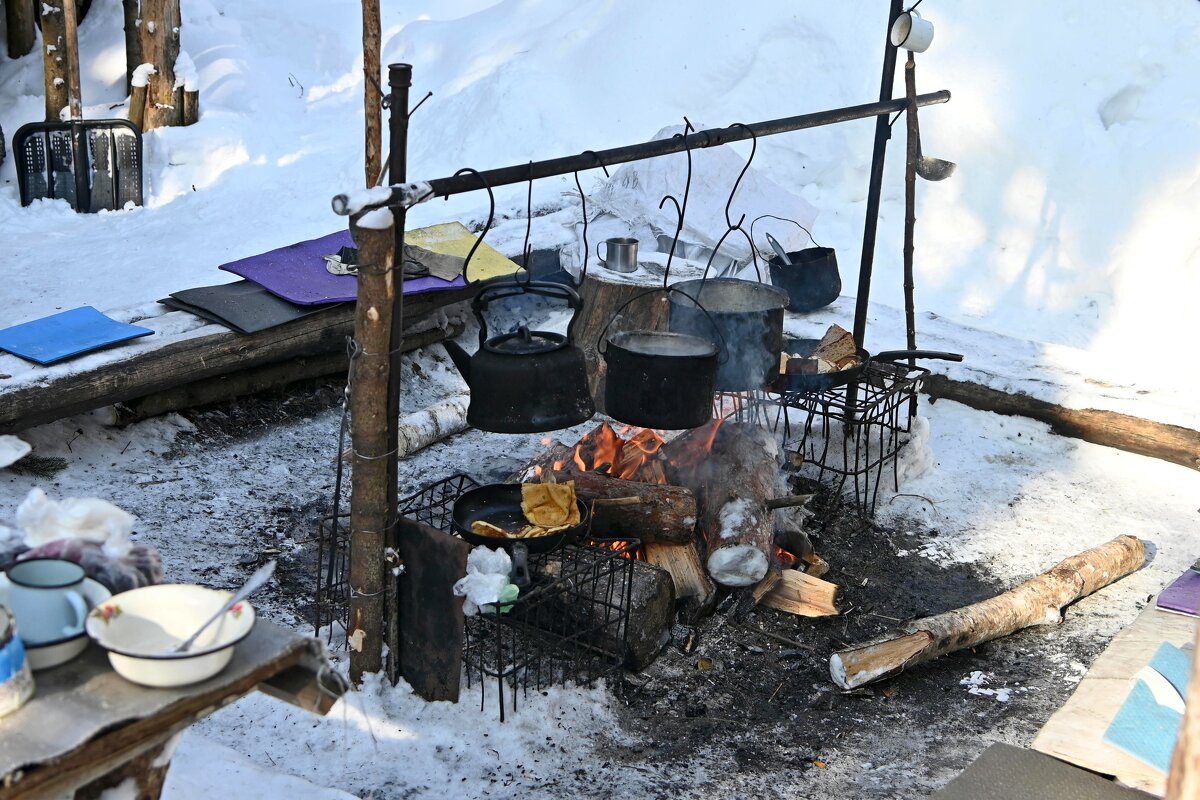 Котлы над костром. - ВикТор Быстров