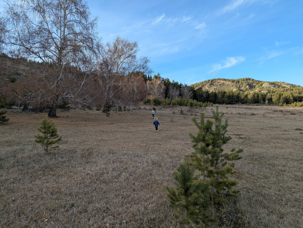Идут юные туристы - Андрей Хлопонин
