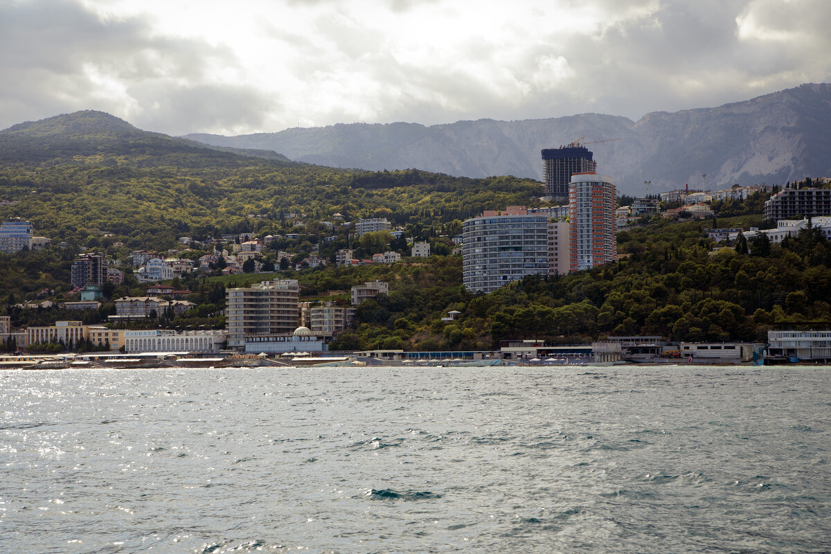 Вид на вечернюю Ялту - Леонид Вид на вечернюю Ялту - Леонид