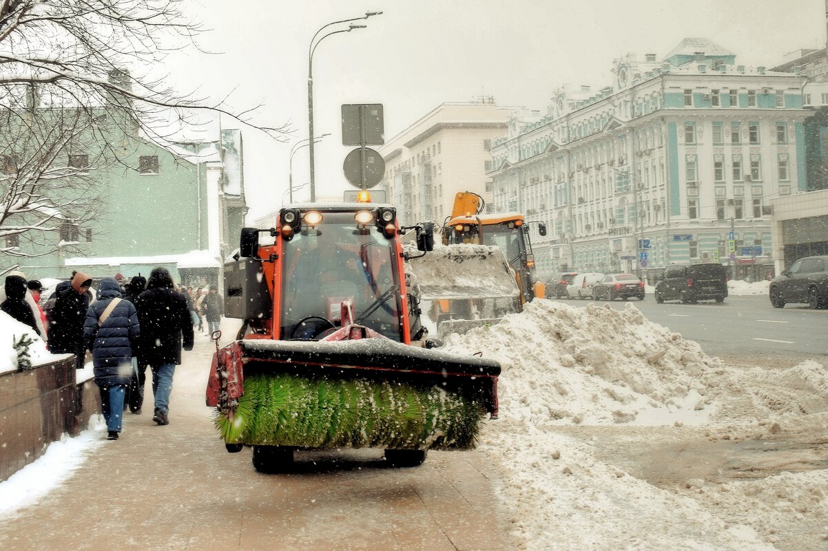 Борьба со снегом в столице. - Татьяна Помогалова Борьба со снегом в столице. - Татьяна Помогалова