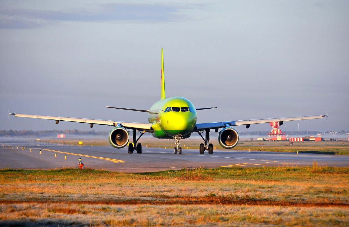 Самолет. Аэропорт. Омск. Сибирь. Россия. - Владимир Зыбин